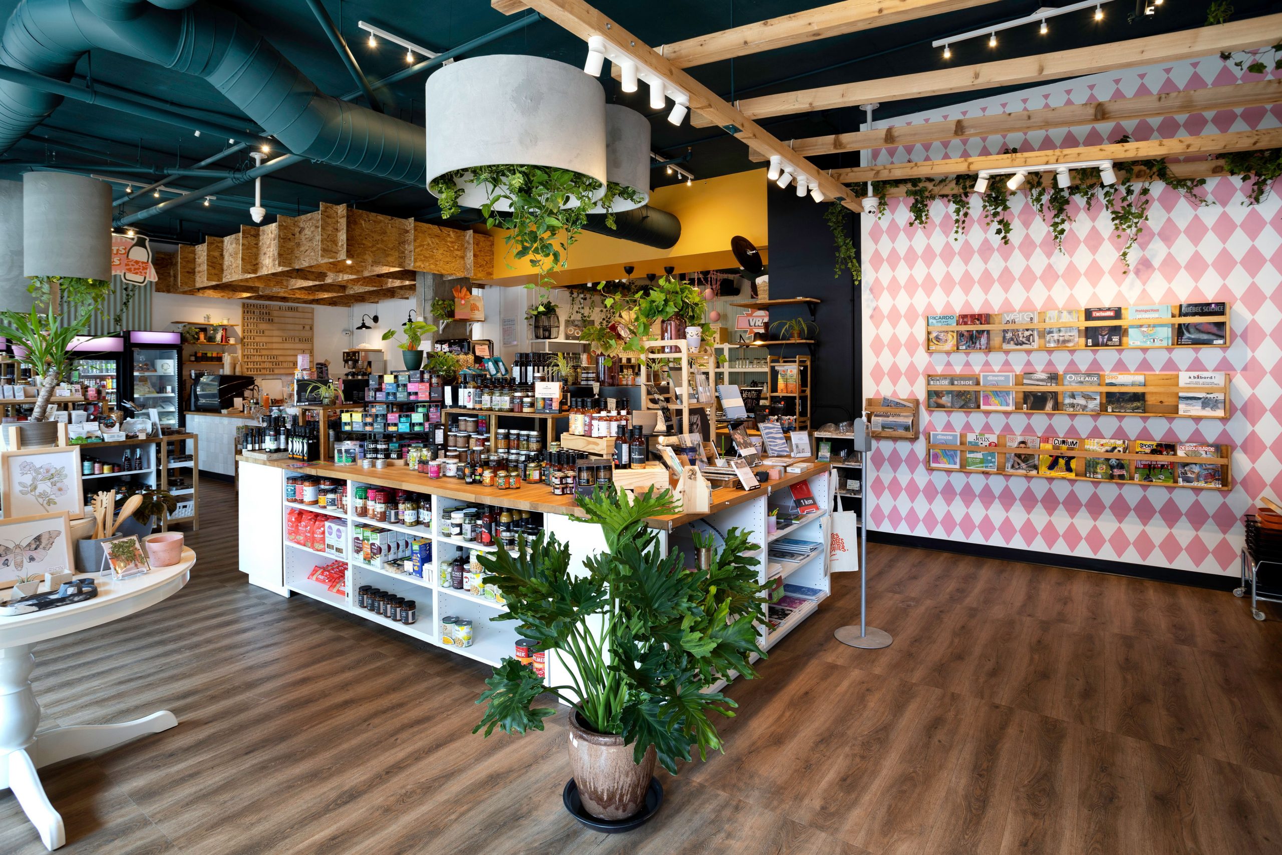 Aménagement intérieur du dépanneur Angus à Montréal