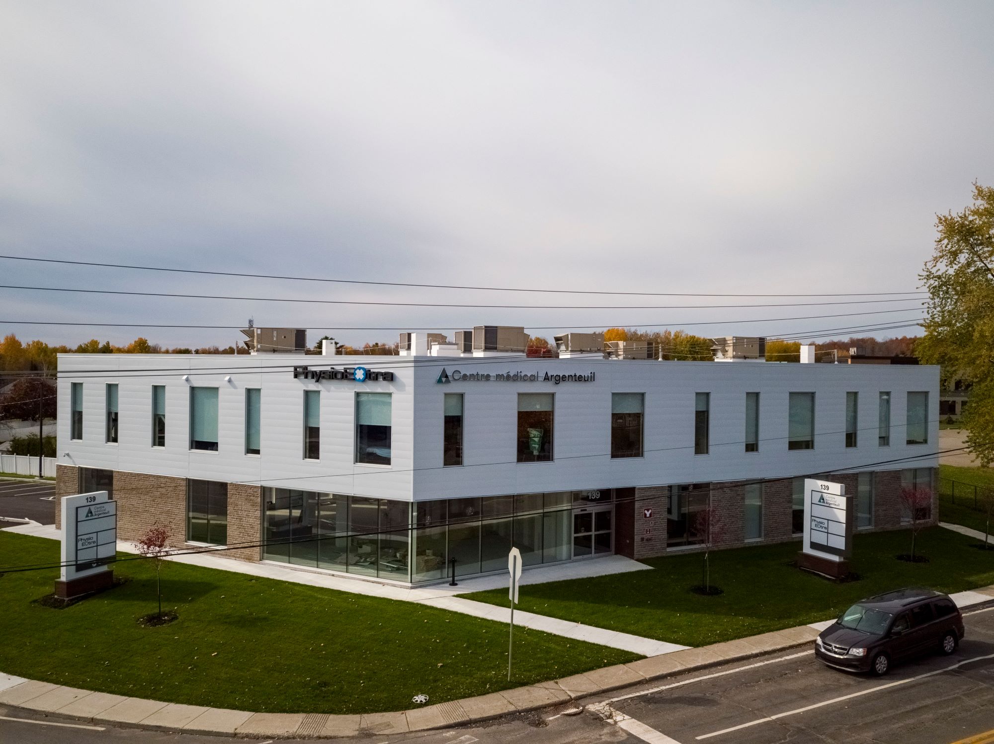 Construction du bâtiment commercial à Lachute