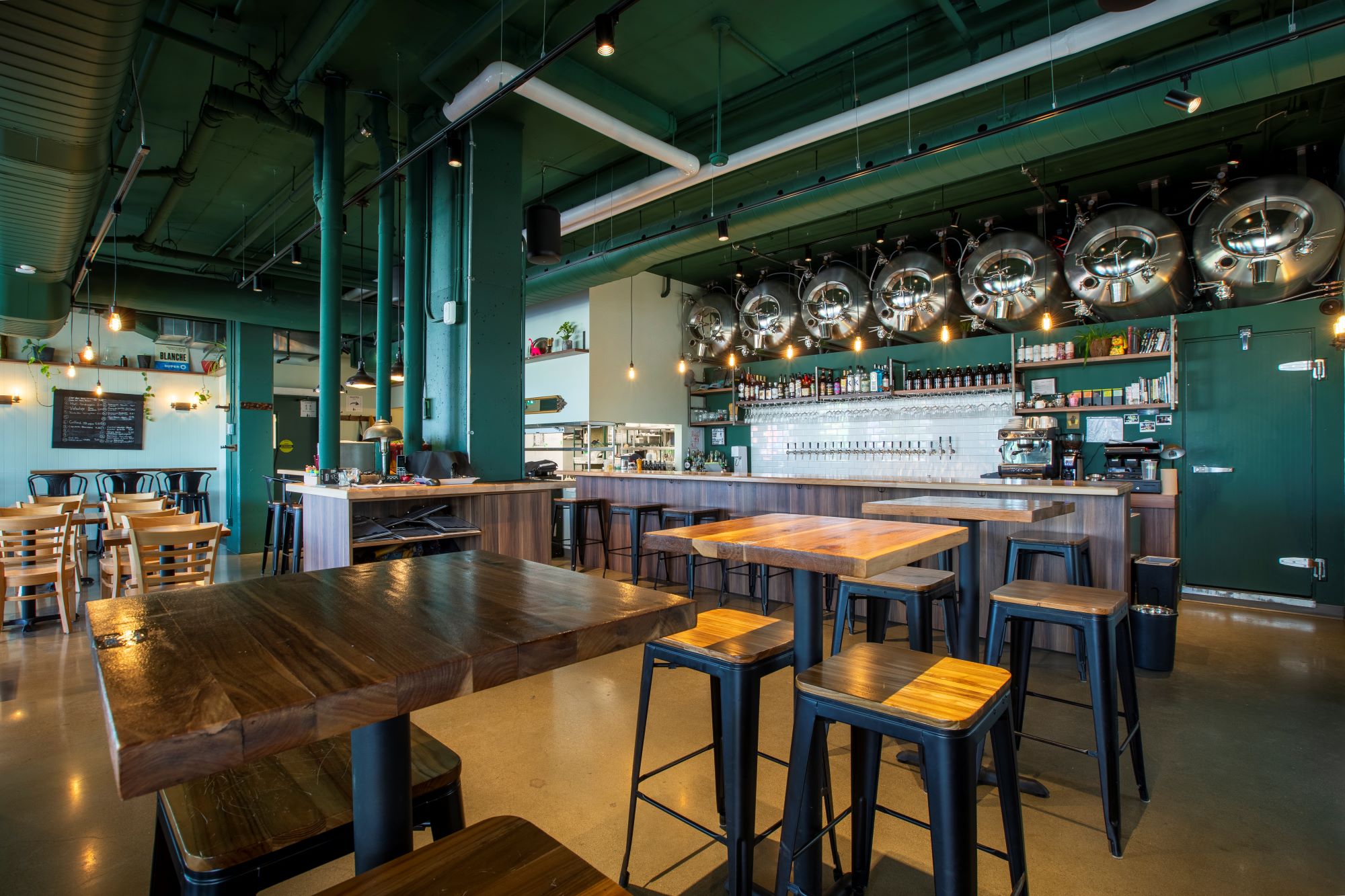 Aménagement intérieur du restaurant Chope Angus à Montréal
