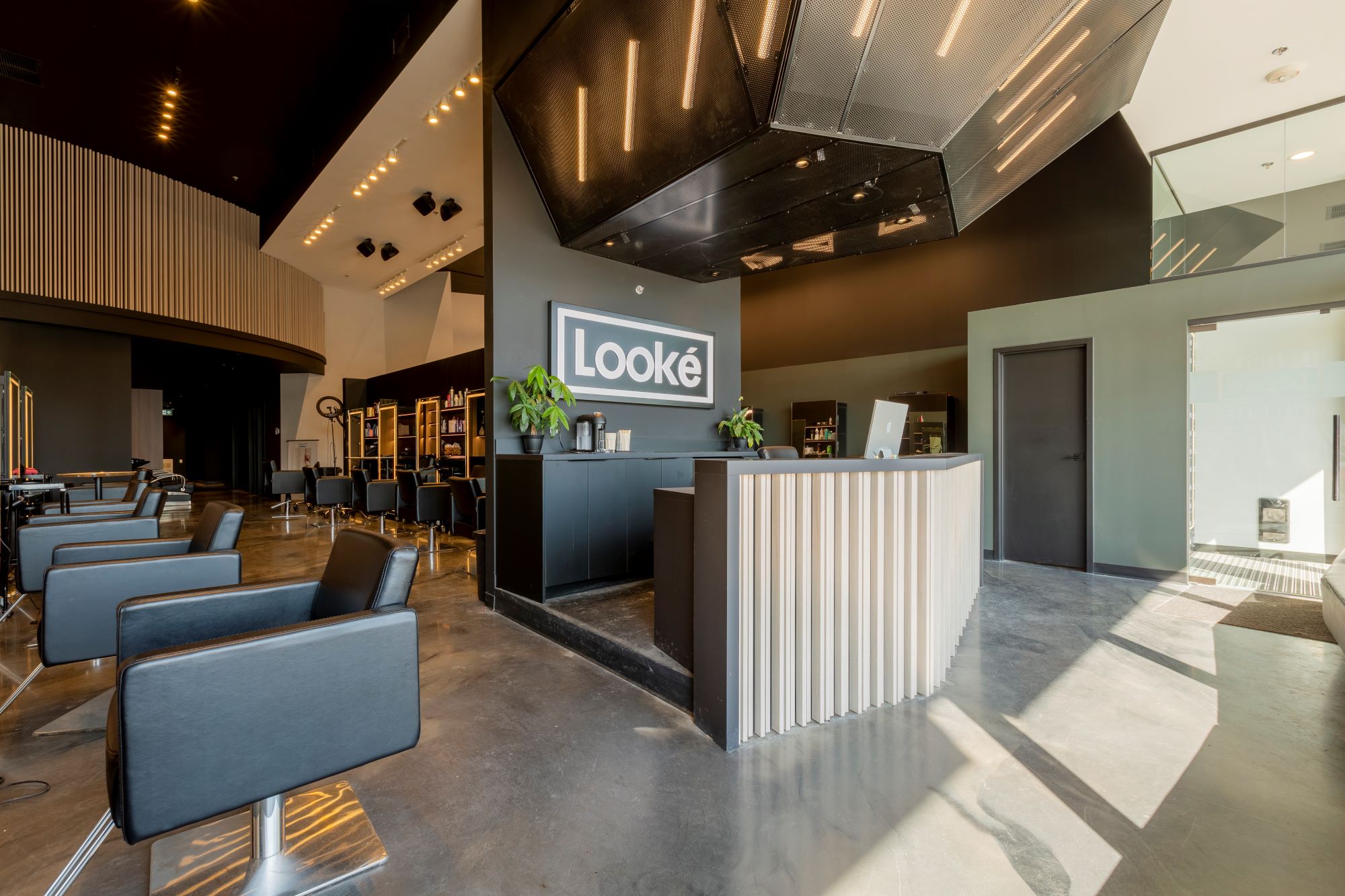 Aménagement intérieur du salon de barbier Looké à Laval